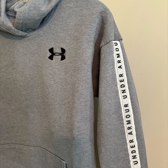 Boys Under Armour Gray Sweater Lightweight Breathable Performance SM - Picture 2 of 6